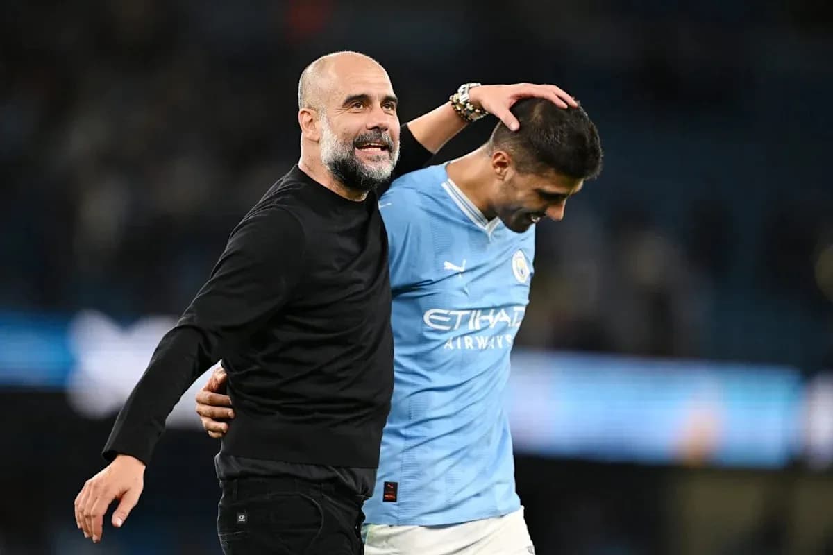 Entrenador y jugador celebrando tras el partido