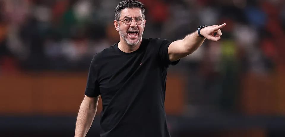 Entrenador dirigiendo instrucciones durante el partido