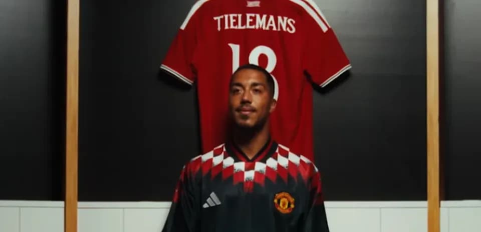Jugador frente a camiseta de Tieleman en vestuario