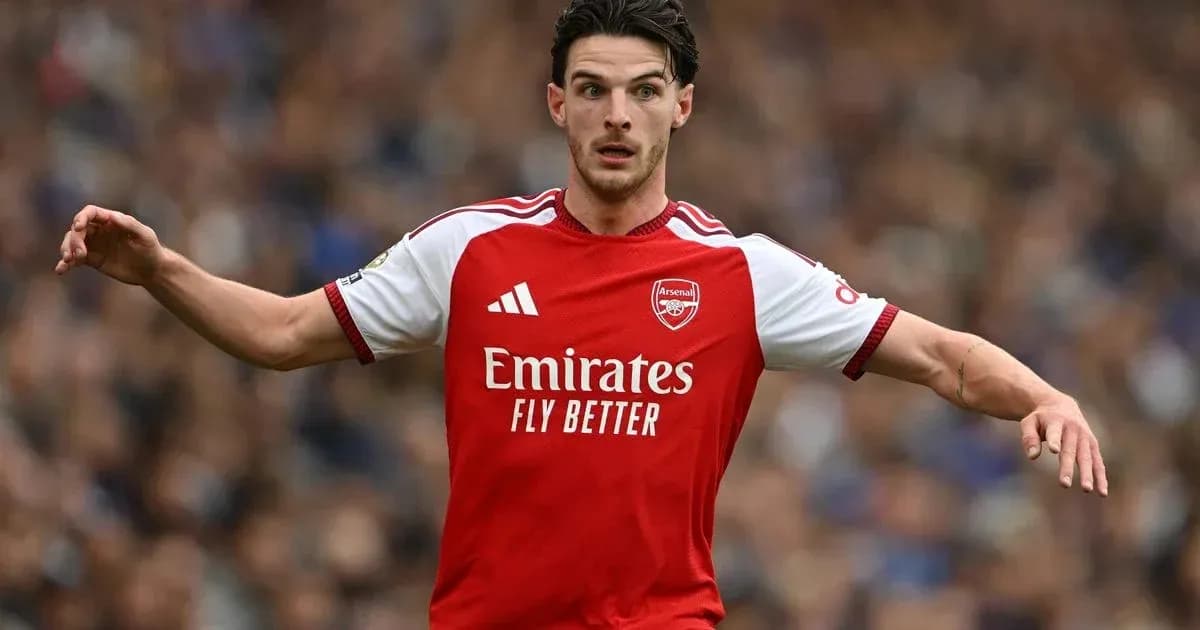 Jugador de Arsenal corriendo con balón en el campo