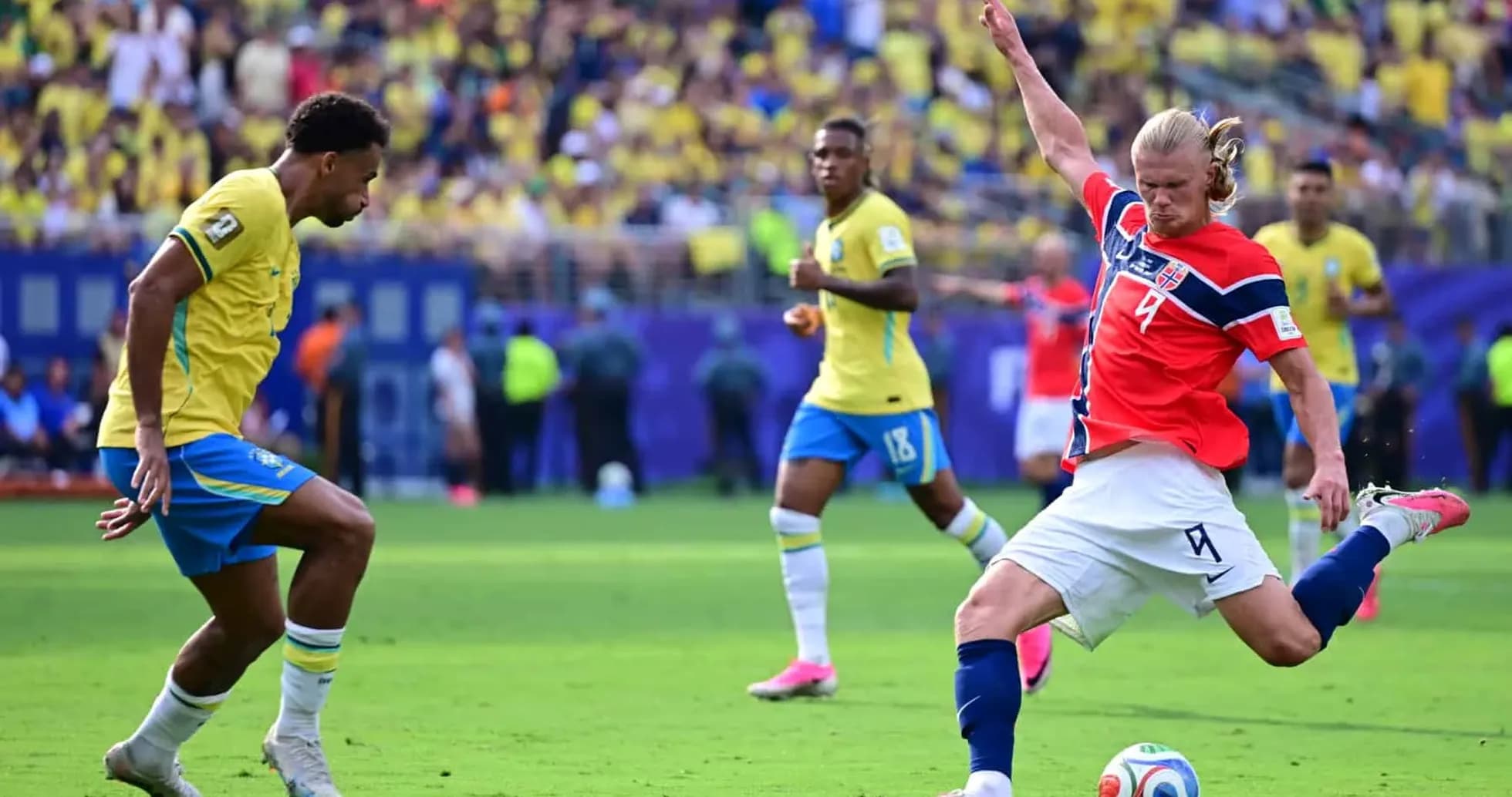 Jugador de Brasil y Noruega compiten por el balón