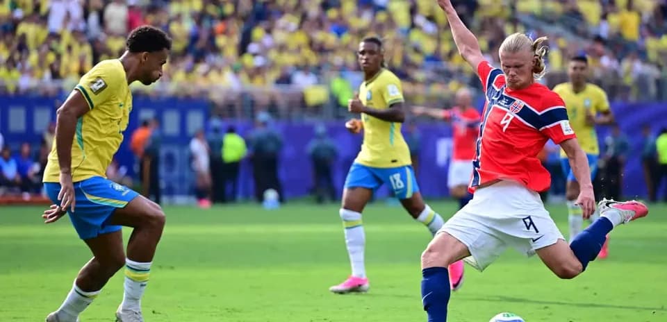 Jugador de Brasil y Noruega compiten por el balón
