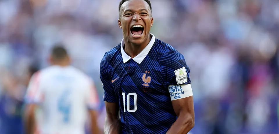 Jugador de Francia celebrando con entusiasmo en el campo