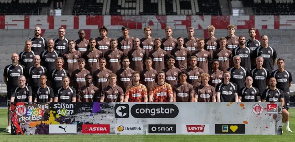 Equipo de fútbol posando en el estadio para fotos