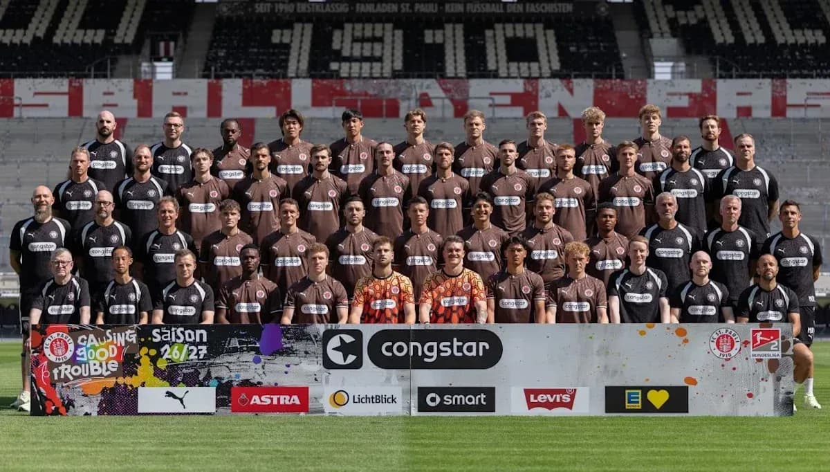 Equipo de fútbol posando en el estadio para fotos