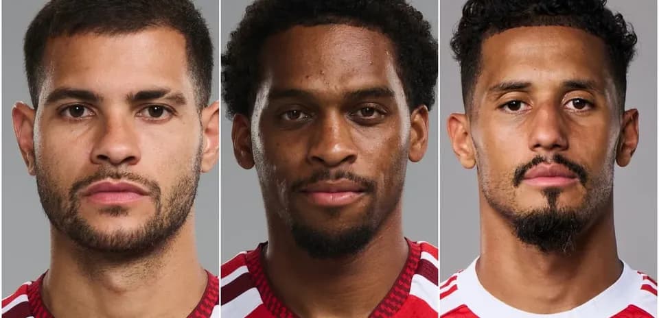 Tres jugadores posando para la foto oficial