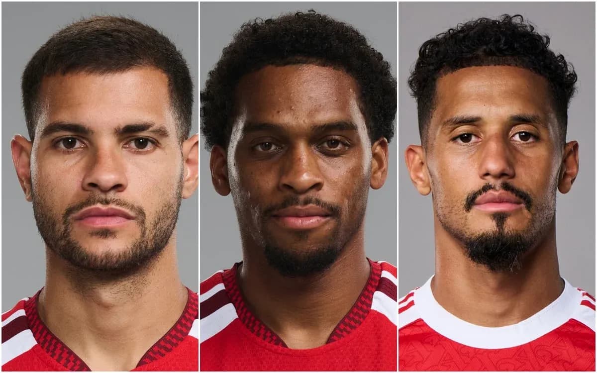 Tres jugadores posando para la foto oficial