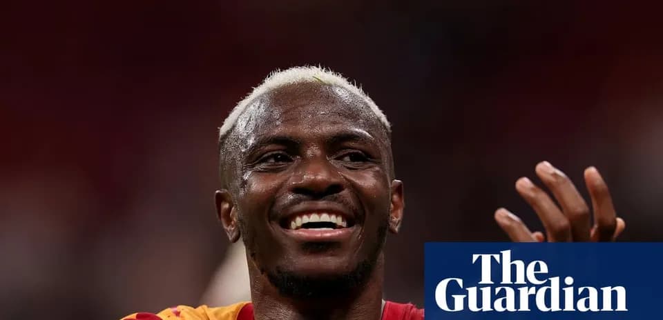 Jugador sonriendo con camiseta de equipo durante celebración