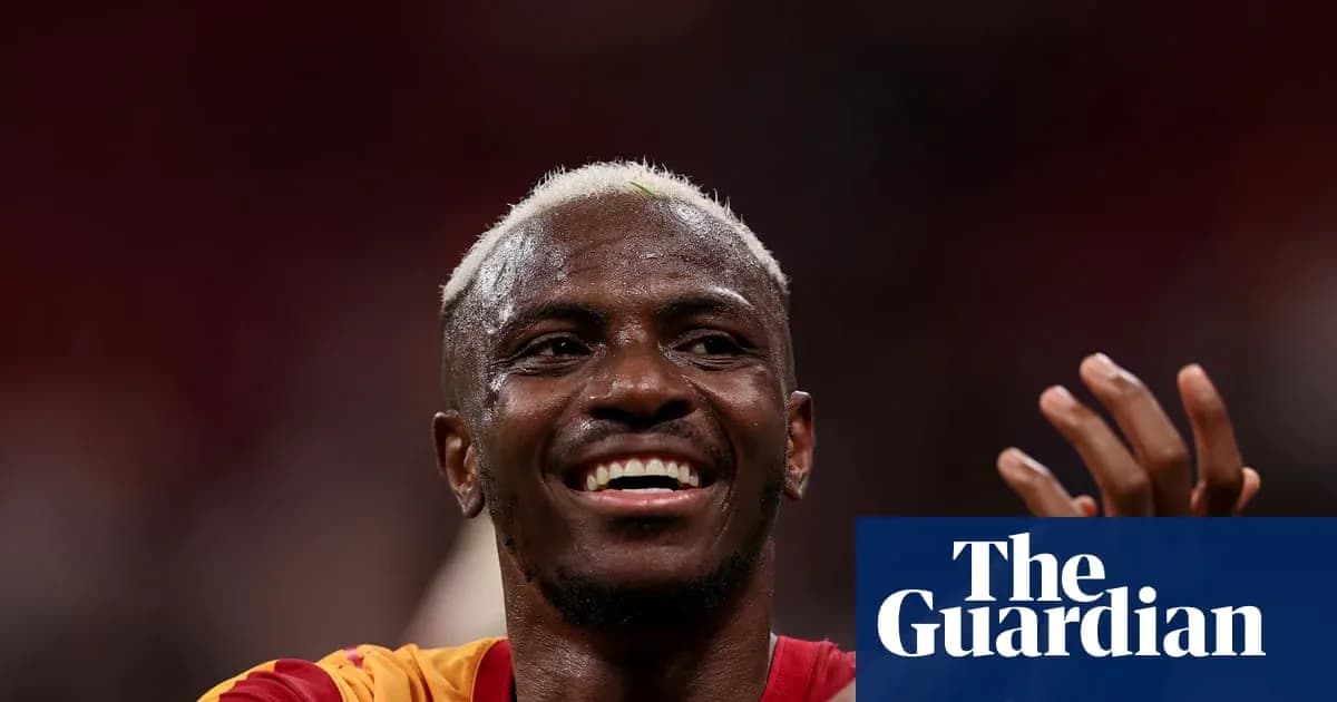 Jugador sonriendo con camiseta de equipo durante celebración