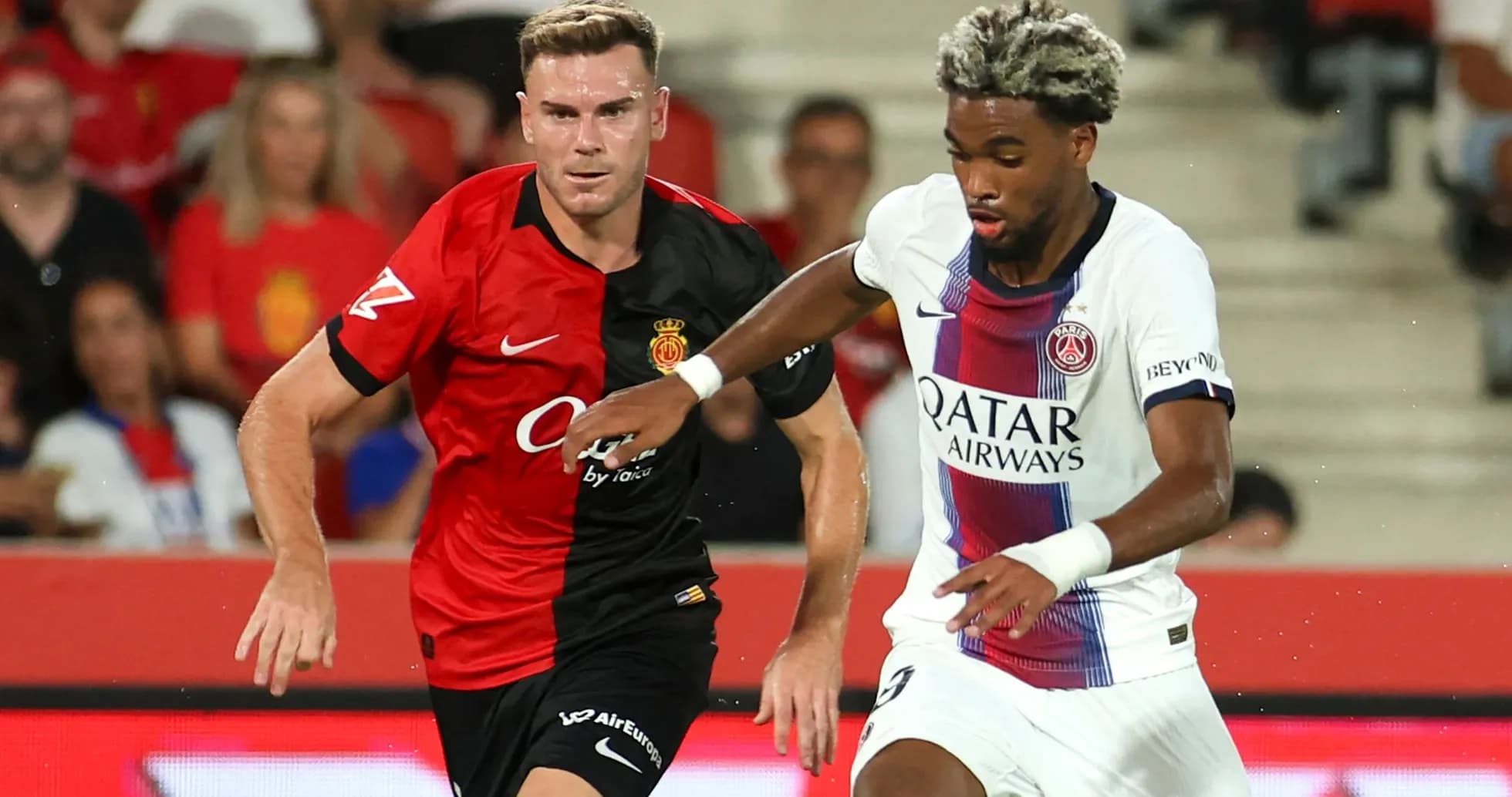 Jugador de Mallorca persiguiendo a jugador del PSG