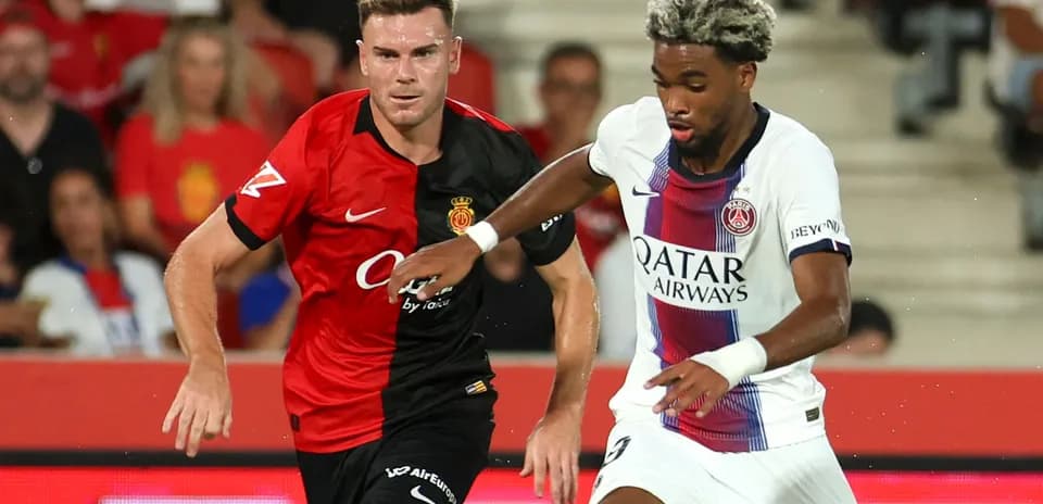 Jugador de Mallorca persiguiendo a jugador del PSG
