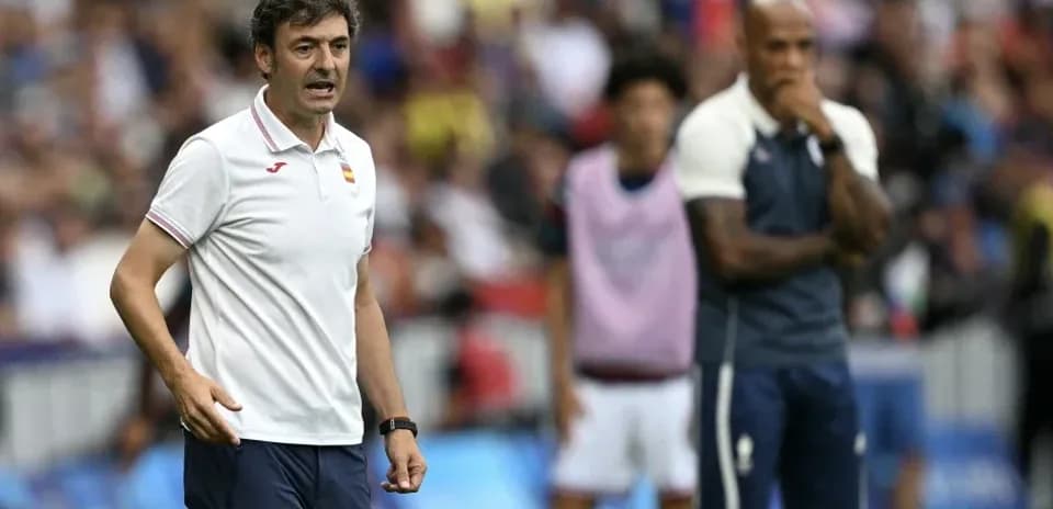 Entrenador dirigiendo a su equipo en el partido