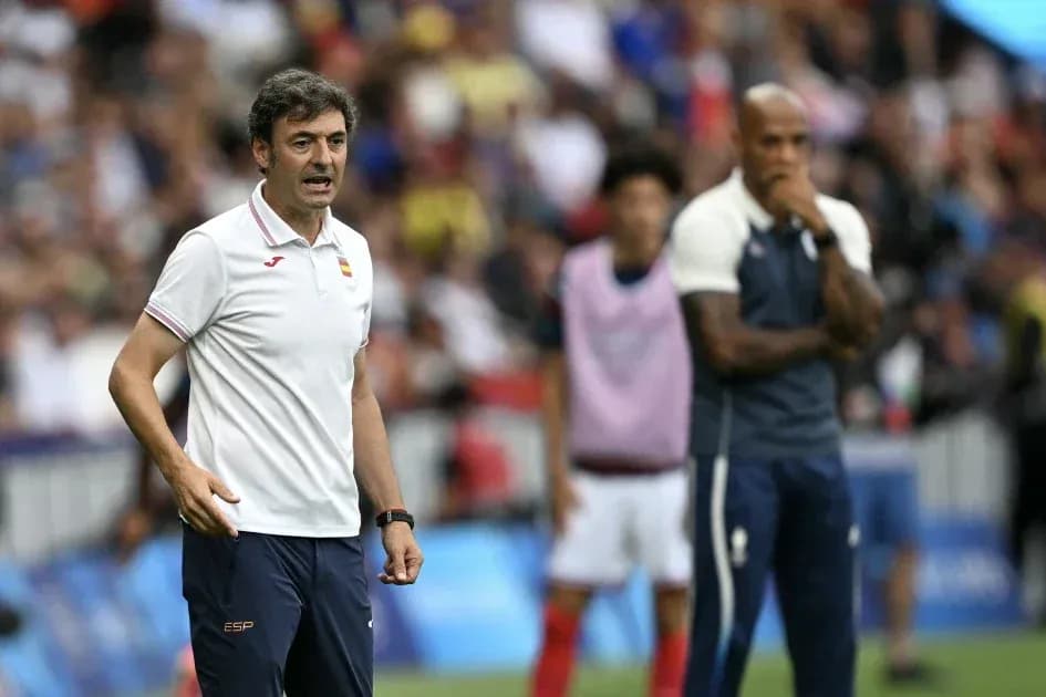 Entrenador dirigiendo a su equipo en el partido