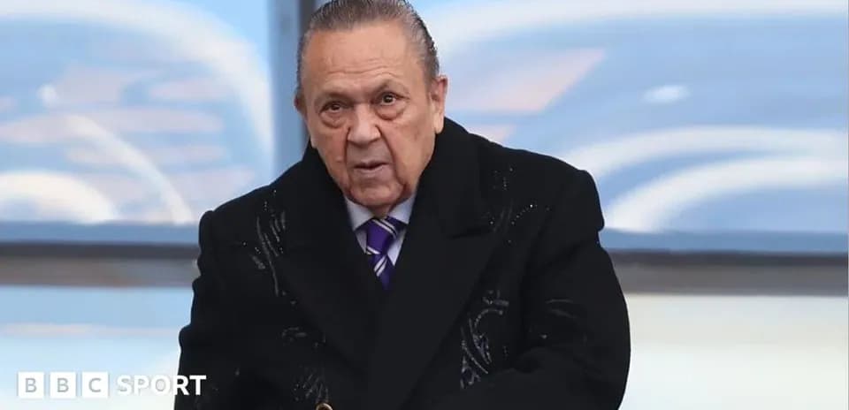 Hombre mayor con abrigo en un evento deportivo