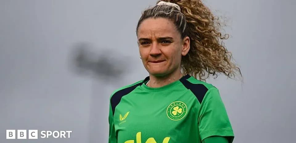 Portera con uniforme verde en sesión de entrenamiento