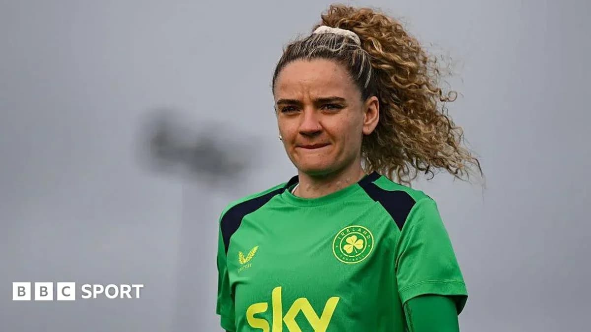 Portera con uniforme verde en sesión de entrenamiento