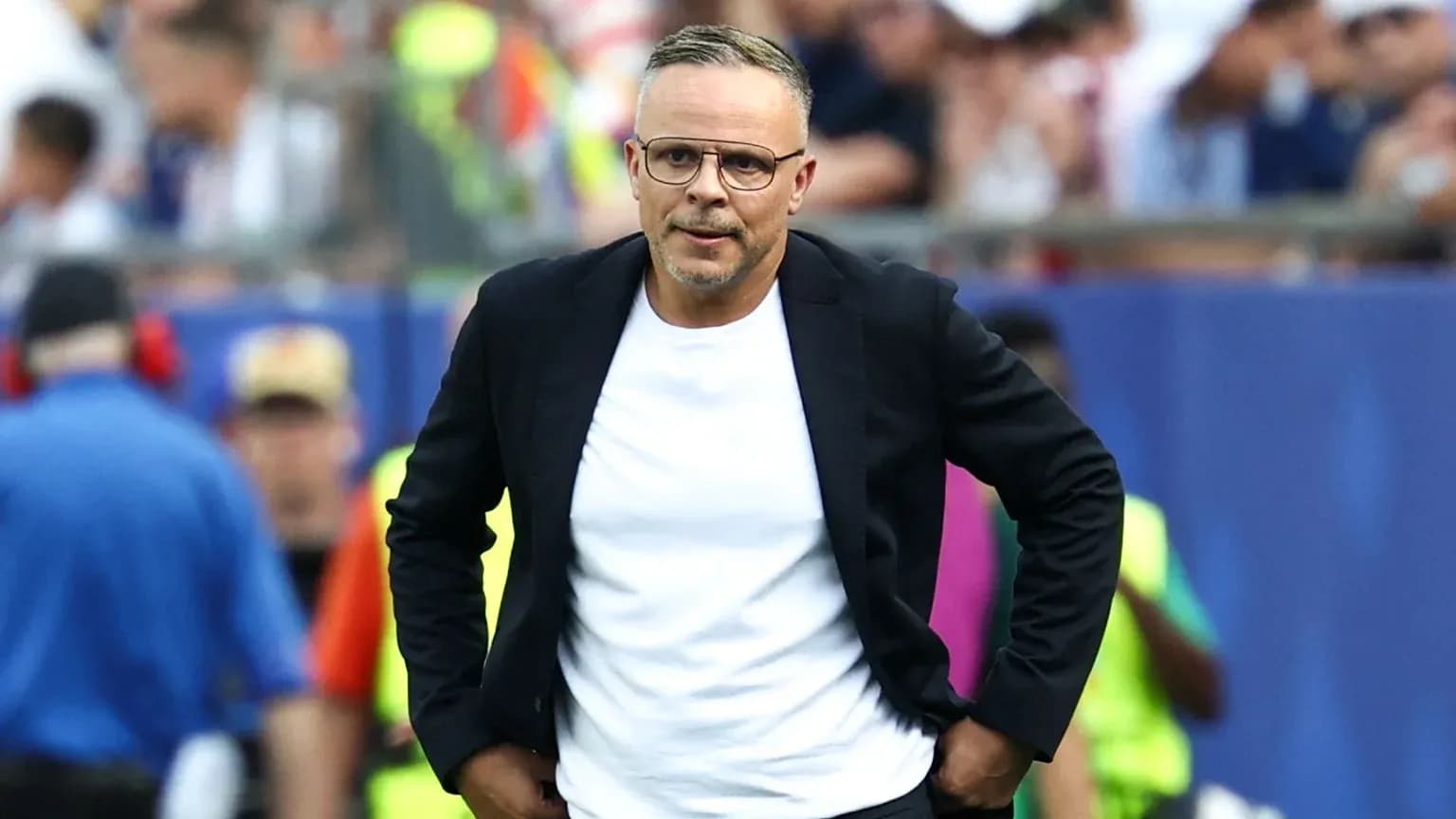 Entrenador en el banquillo durante un partido