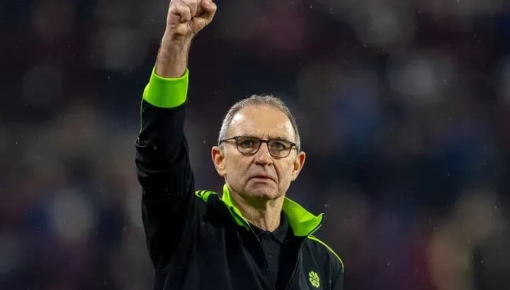 Entrenador levantando el puño durante el partido
