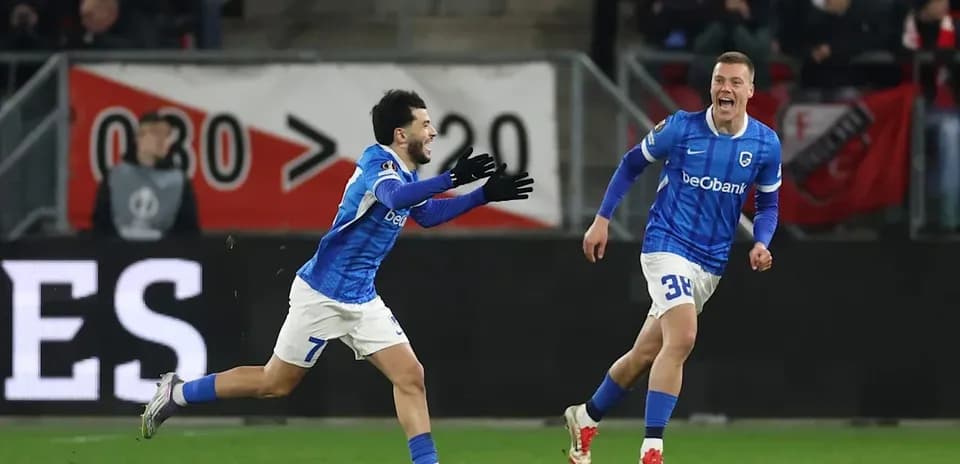 Jugadores de equipo celebrando un gol en el campo