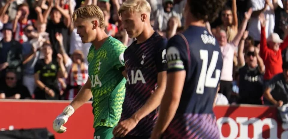 Jugadores de Tottenham caminando tras recibir un gol