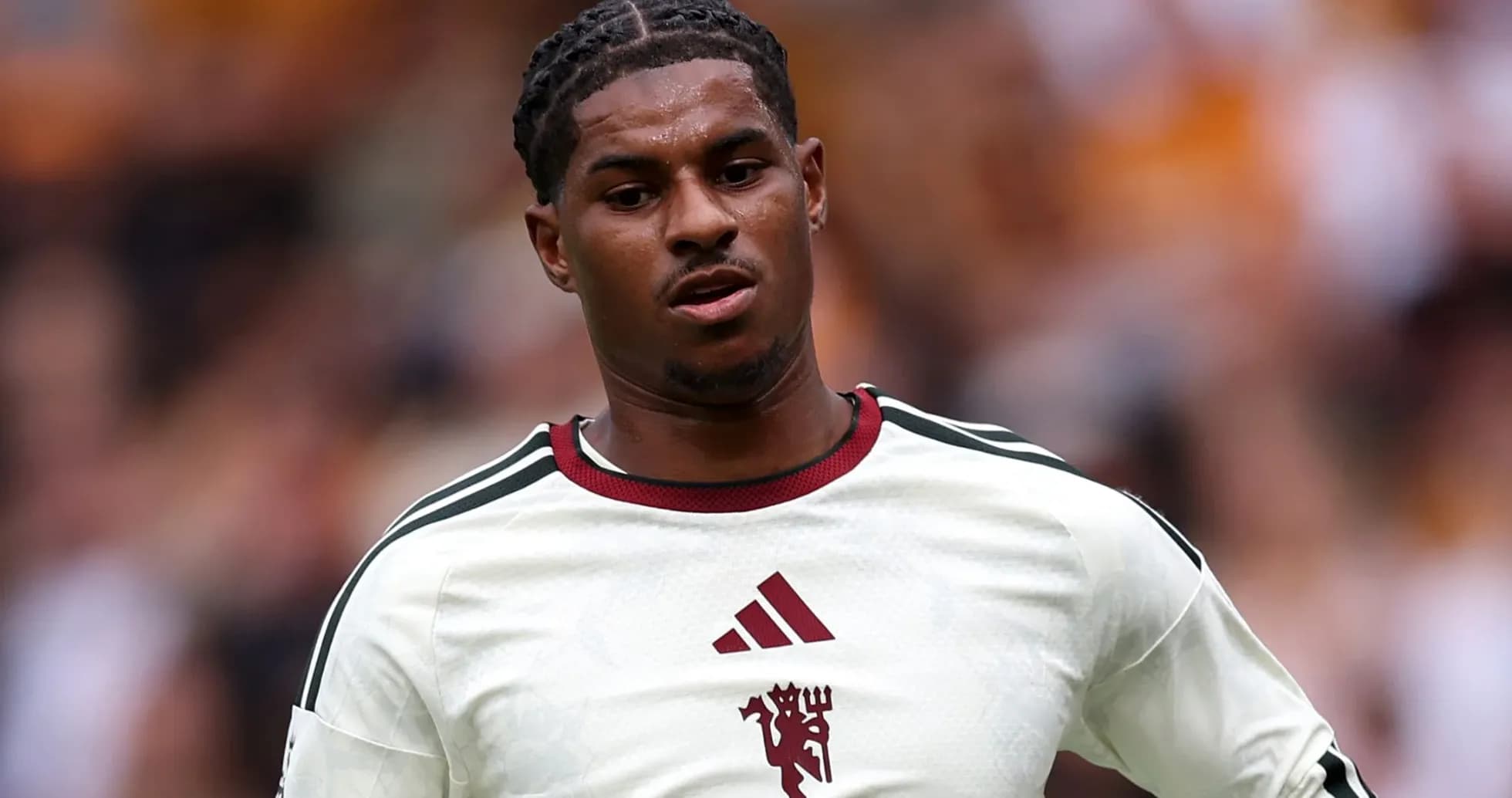 Jugador en camiseta blanca durante un partido