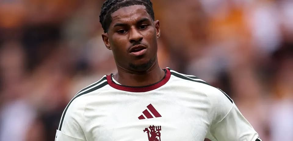 Jugador en camiseta blanca durante un partido