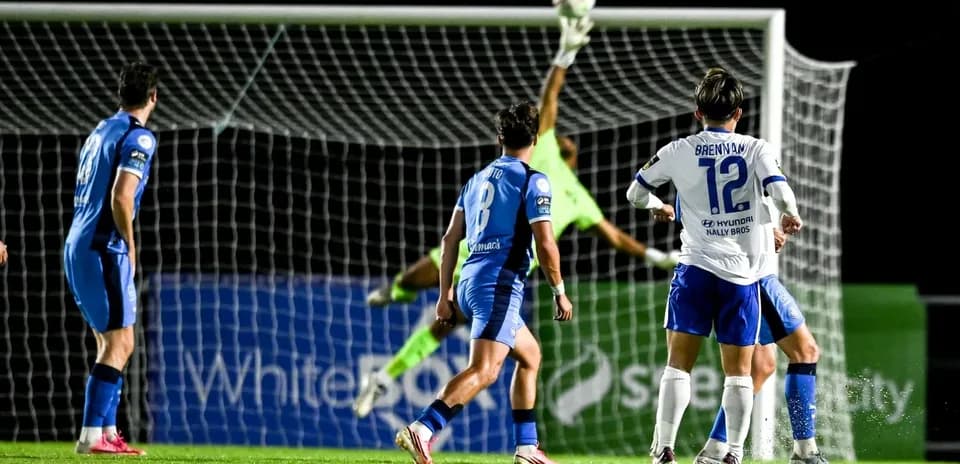 Portero deteniendo un tiro en el área de gol