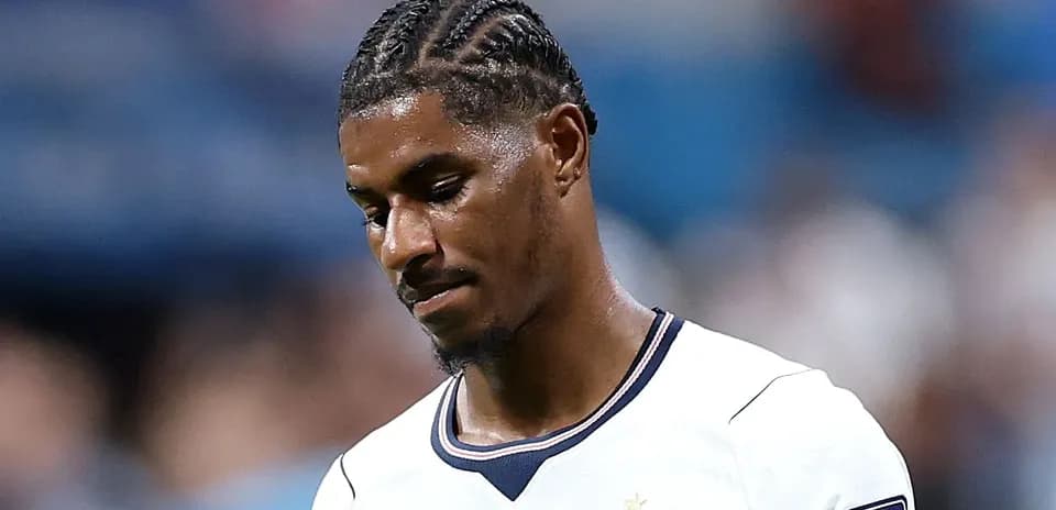 Jugador con trenzas mirando hacia abajo en el campo