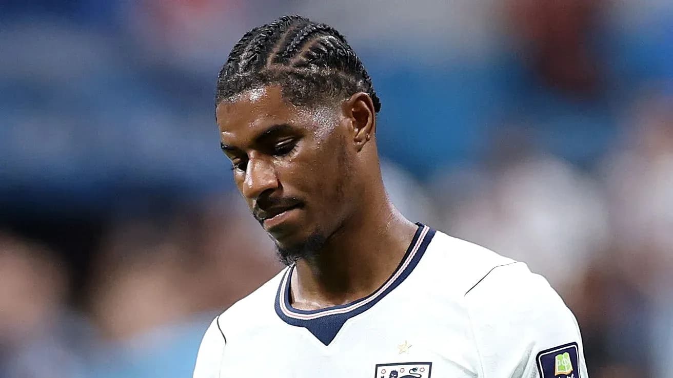 Jugador con trenzas mirando hacia abajo en el campo