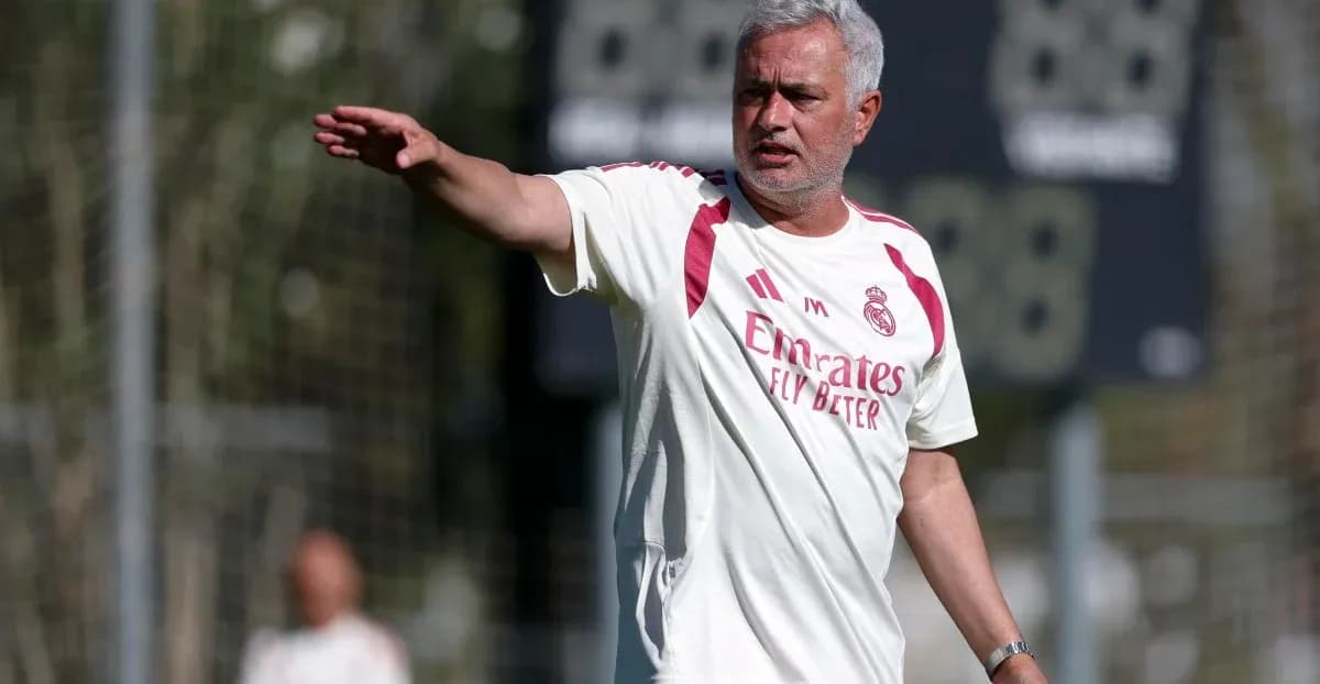 Entrenador dirigiendo a jugadores en campo de entrenamiento