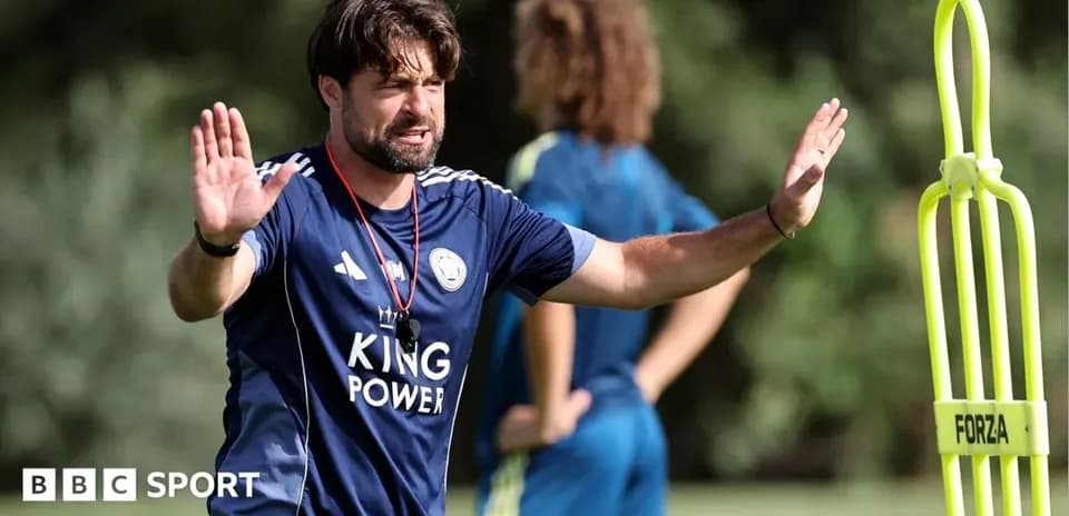 Entrenador dirigiendo la sesión de entrenamiento en campo