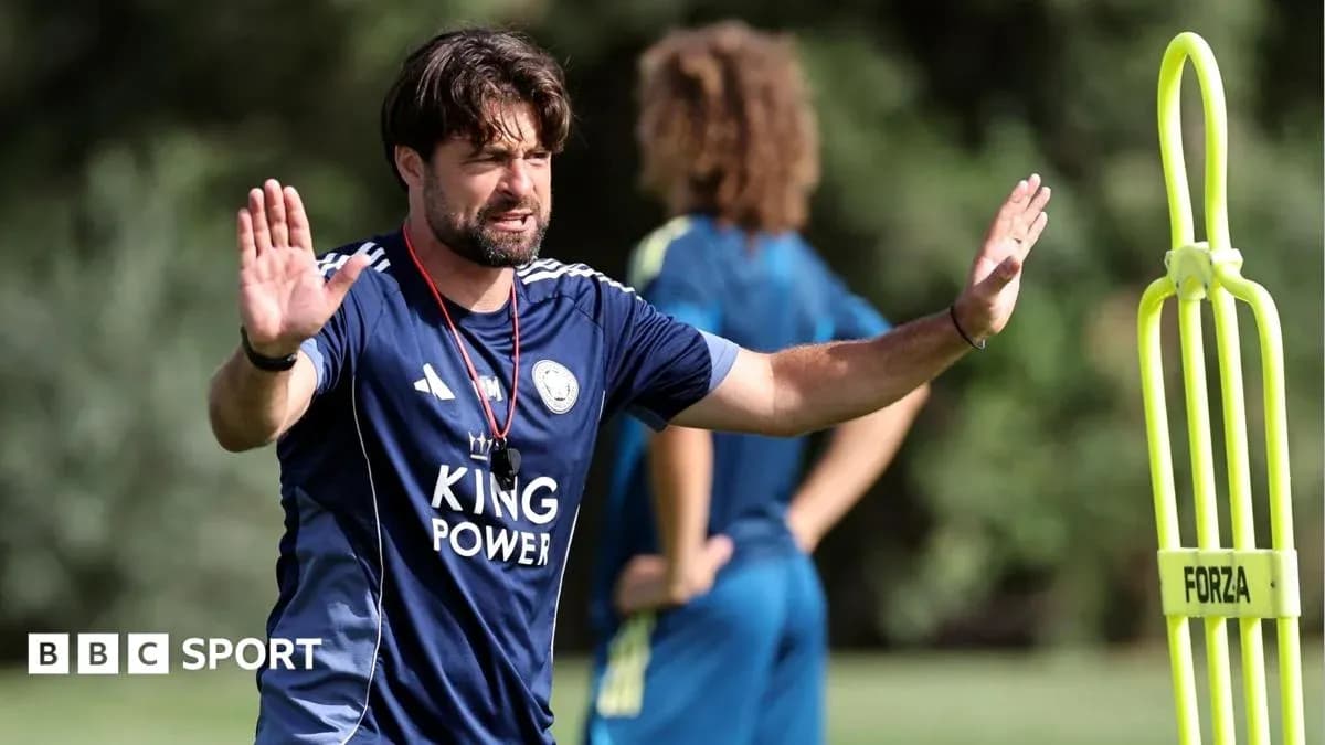 Entrenador dirigiendo la sesión de entrenamiento en campo