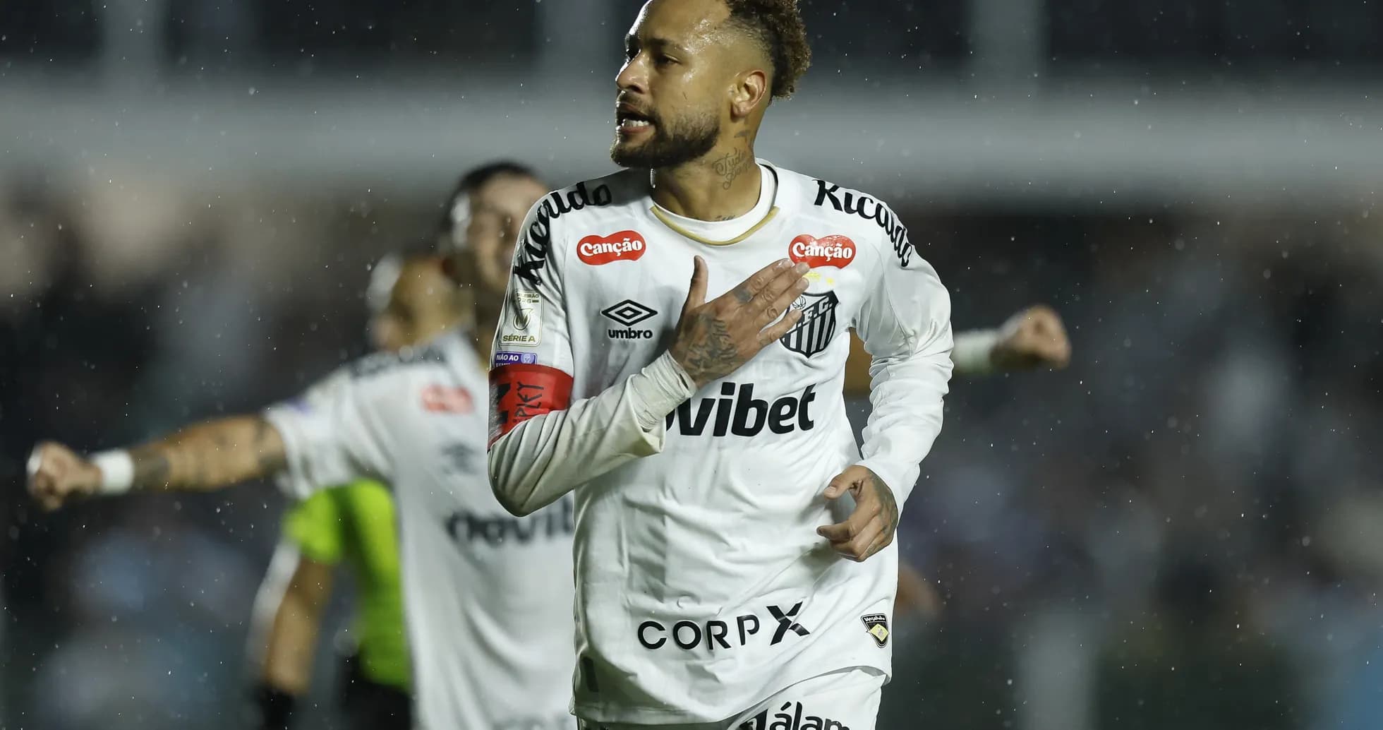 Neymar celebrando un gol con el Santos en lluvia