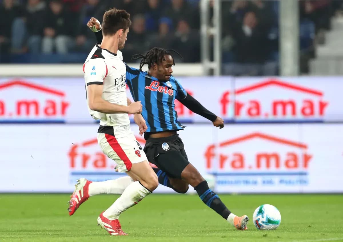 Jugador de Atalanta en acción contra AC Milan