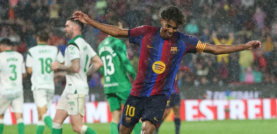 Jugador del Barcelona celebrando un gol bajo la lluvia