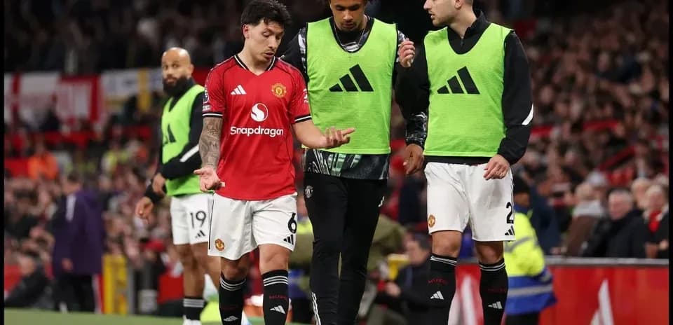Jugadores de Manchester United en el banquillo durante partido