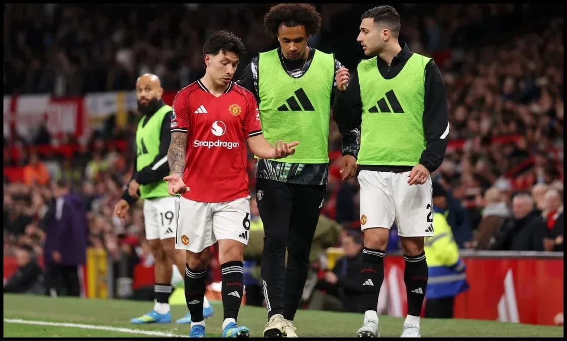 Jugadores de Manchester United en el banquillo durante partido