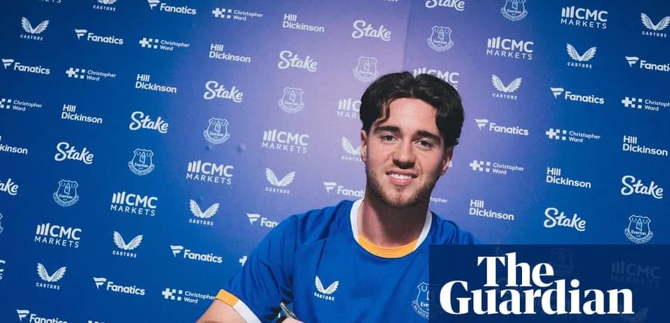 Jugador firmando contrato con Everton en rueda de prensa