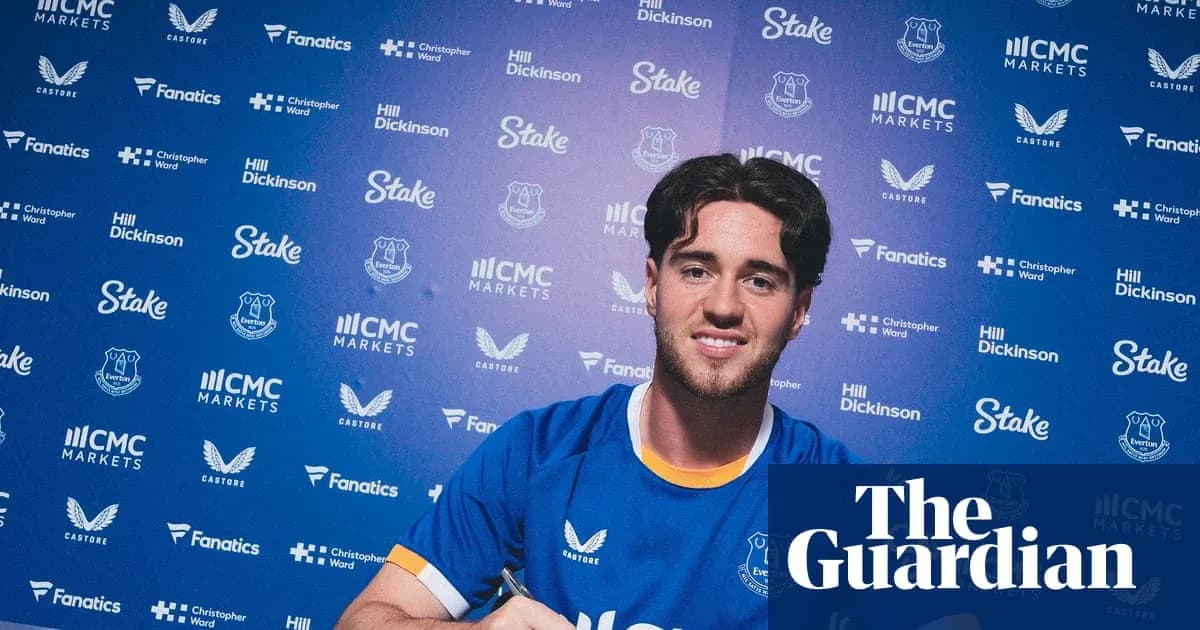 Jugador firmando contrato con Everton en rueda de prensa