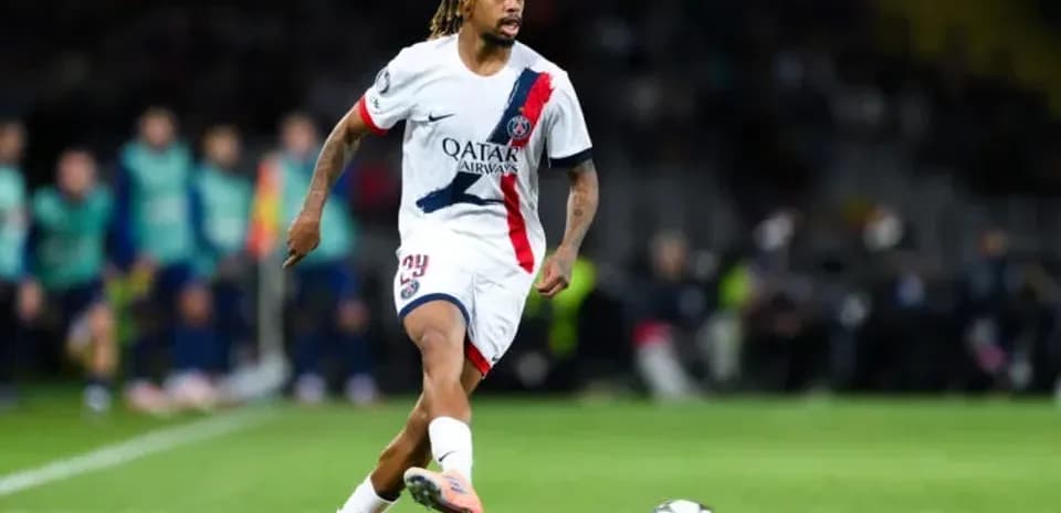 Jugador de PSG corriendo con el balón durante partido