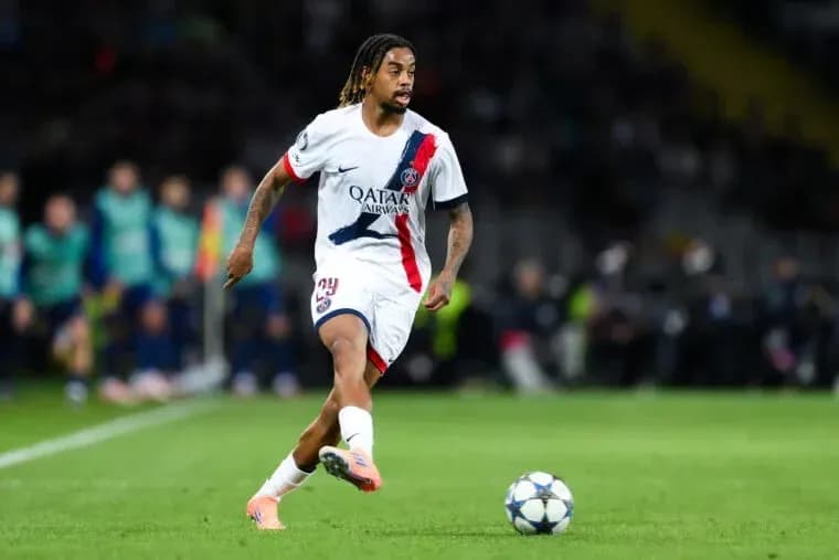 Jugador de PSG corriendo con el balón durante partido