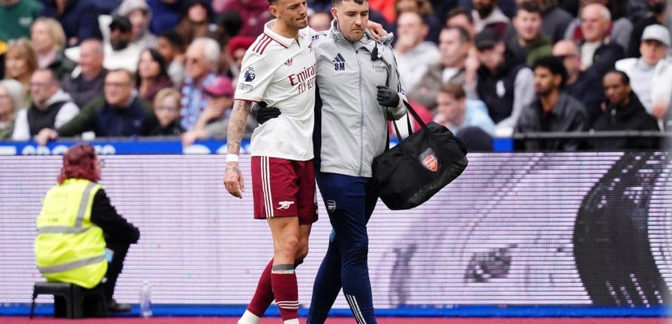 Jugador de Arsenal siendo asistido por el personal médico