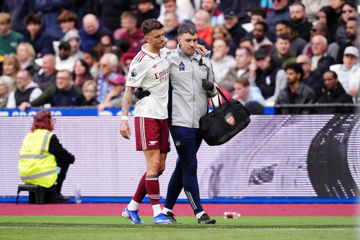 Jugador de Arsenal siendo asistido por el personal médico
