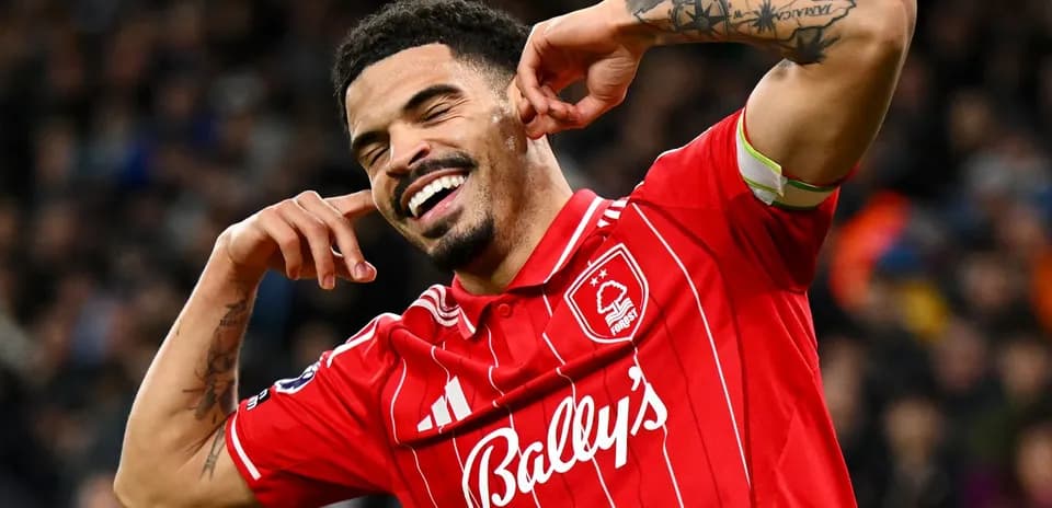 Jugador celebrando en camiseta roja de Nottingham Forest