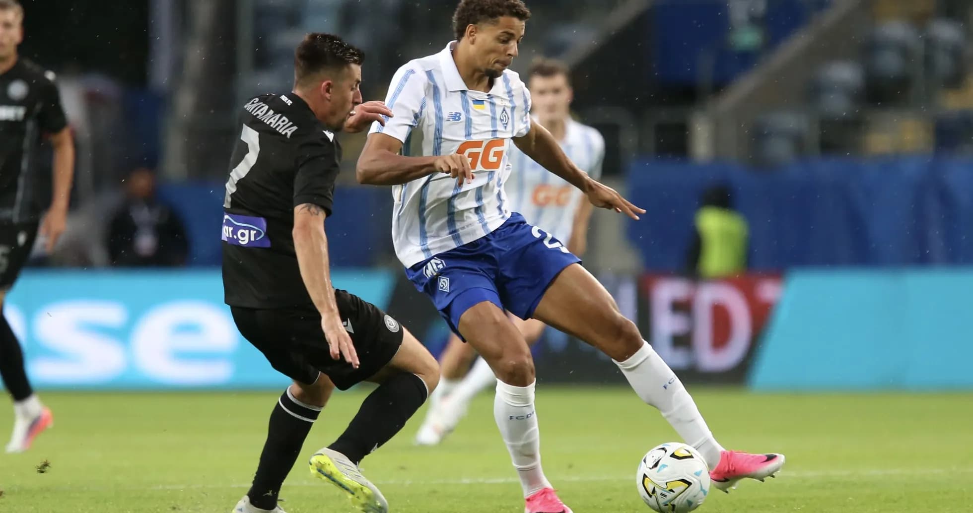 Jugador de Dynamo Kyiv driblando en el partido