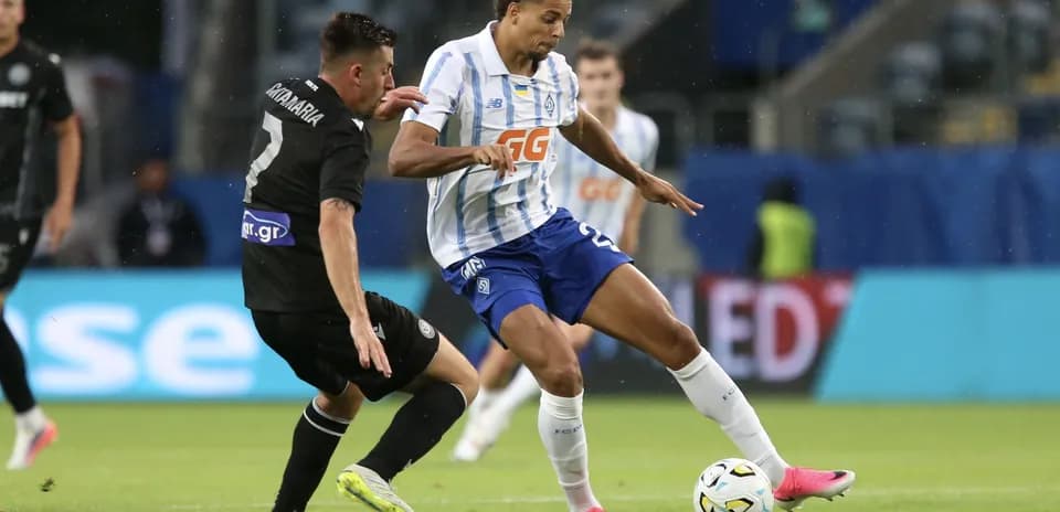 Jugador de Dynamo Kyiv driblando en el partido