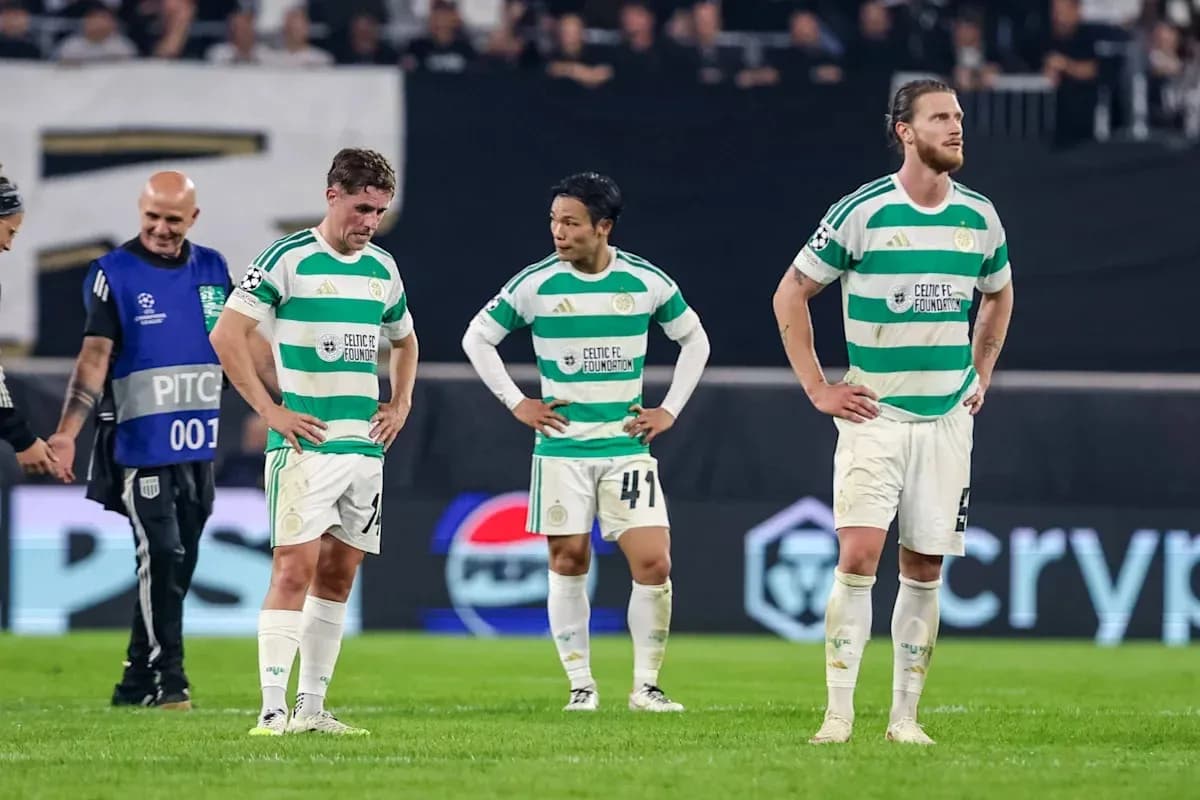 Jugadores de Celtic FC en el campo después del partido