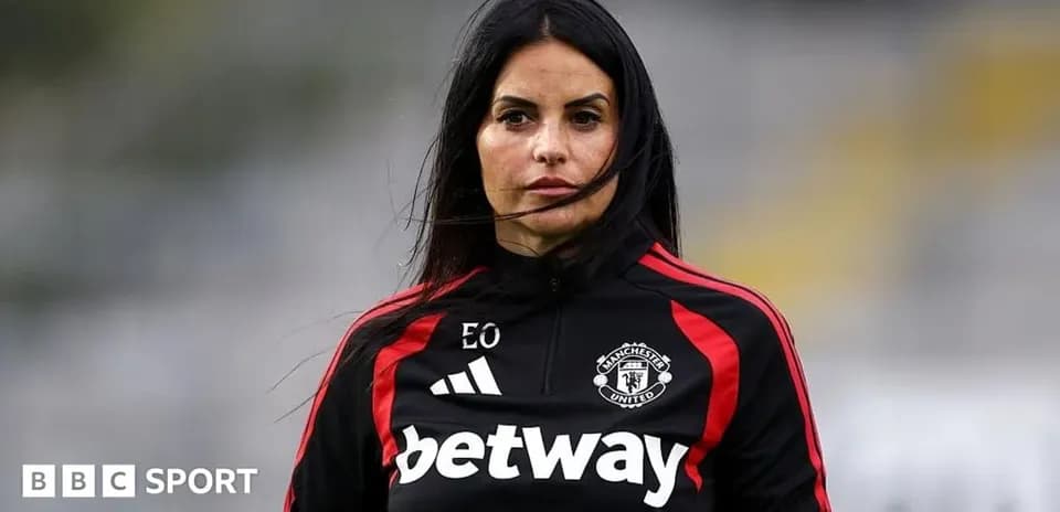 Entrenadora de Manchester United en sesión de entrenamiento