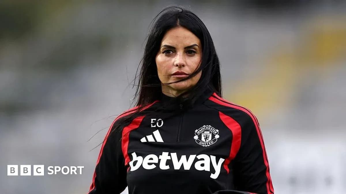 Entrenadora de Manchester United en sesión de entrenamiento