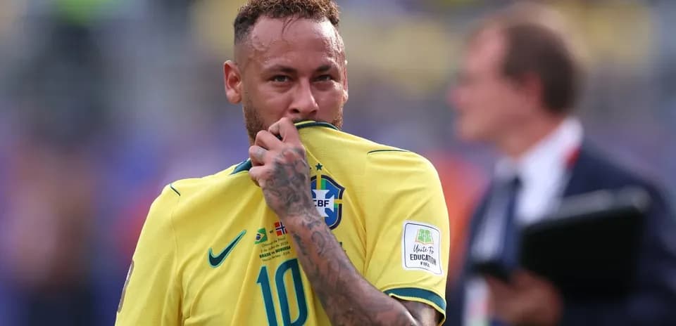 Neymar tocando su camiseta durante el partido